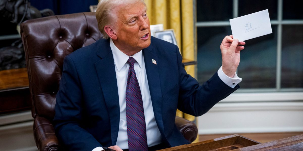 Trump începe președinția cu o serie de ordine executive pentru a limita cetățenia prin naștere, a anula directivele lui Biden privind schimbările climatice și diversitatea.