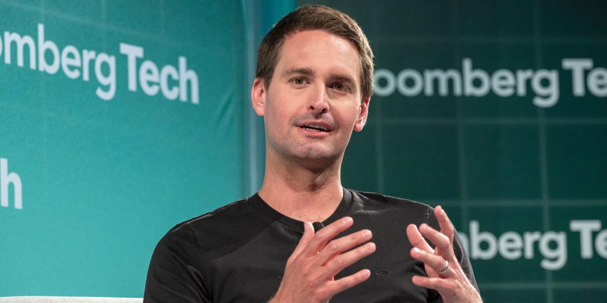 CEO-ul Snap, Evan Spiegel, îl ironizează pe Mark Zuckerberg pe LinkedIn, spunând că este VP la Meta din cauza tuturor funcțiilor pe care Facebook și Instagram le-au copiat de la aplicația sa.