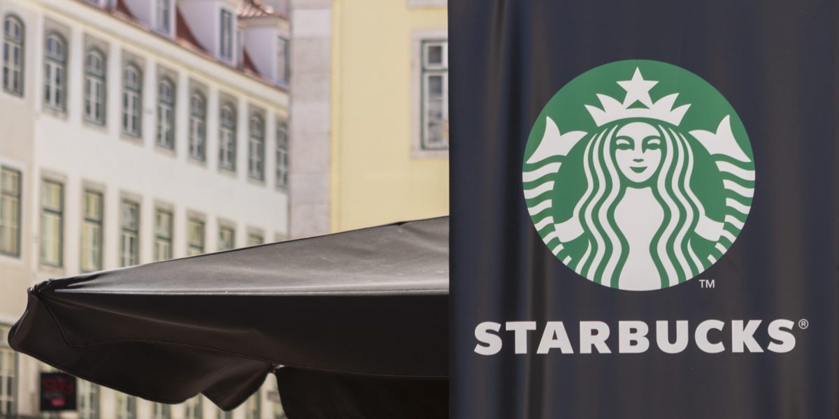 CEO-ul Starbucks a primit 96 milioane de dolari în primele luni.