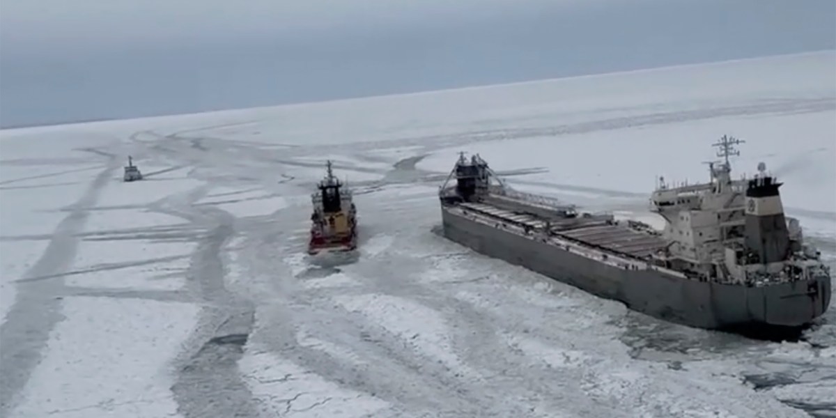 Un cargobot canadian a fost blocat în gheața lacului Erie timp de zile, iar alte nave sosesc pentru a-l elibera.