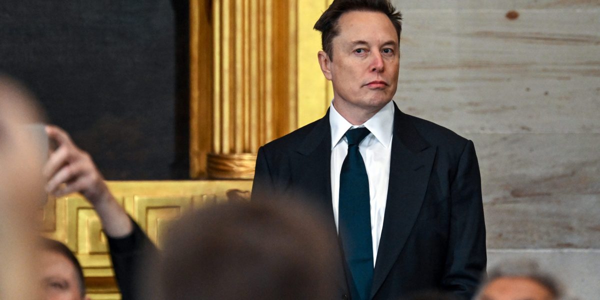 Acordarea accesului DOGE al lui Elon Musk la sistemul de plată al Trezoreriei crește riscul unui default al datoriilor SUA și al unei crize financiare globale, avertizează senatorul.