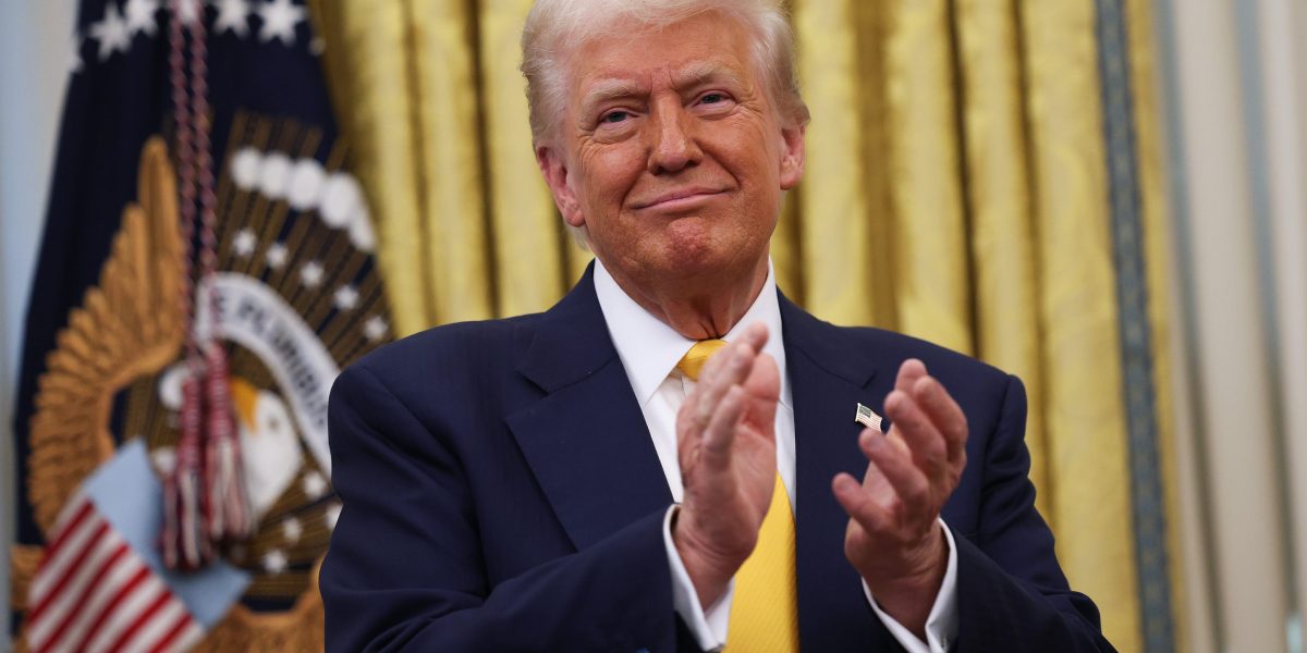 Trump afirmă că tarifele planificate pentru Canada și Mexic continuă.