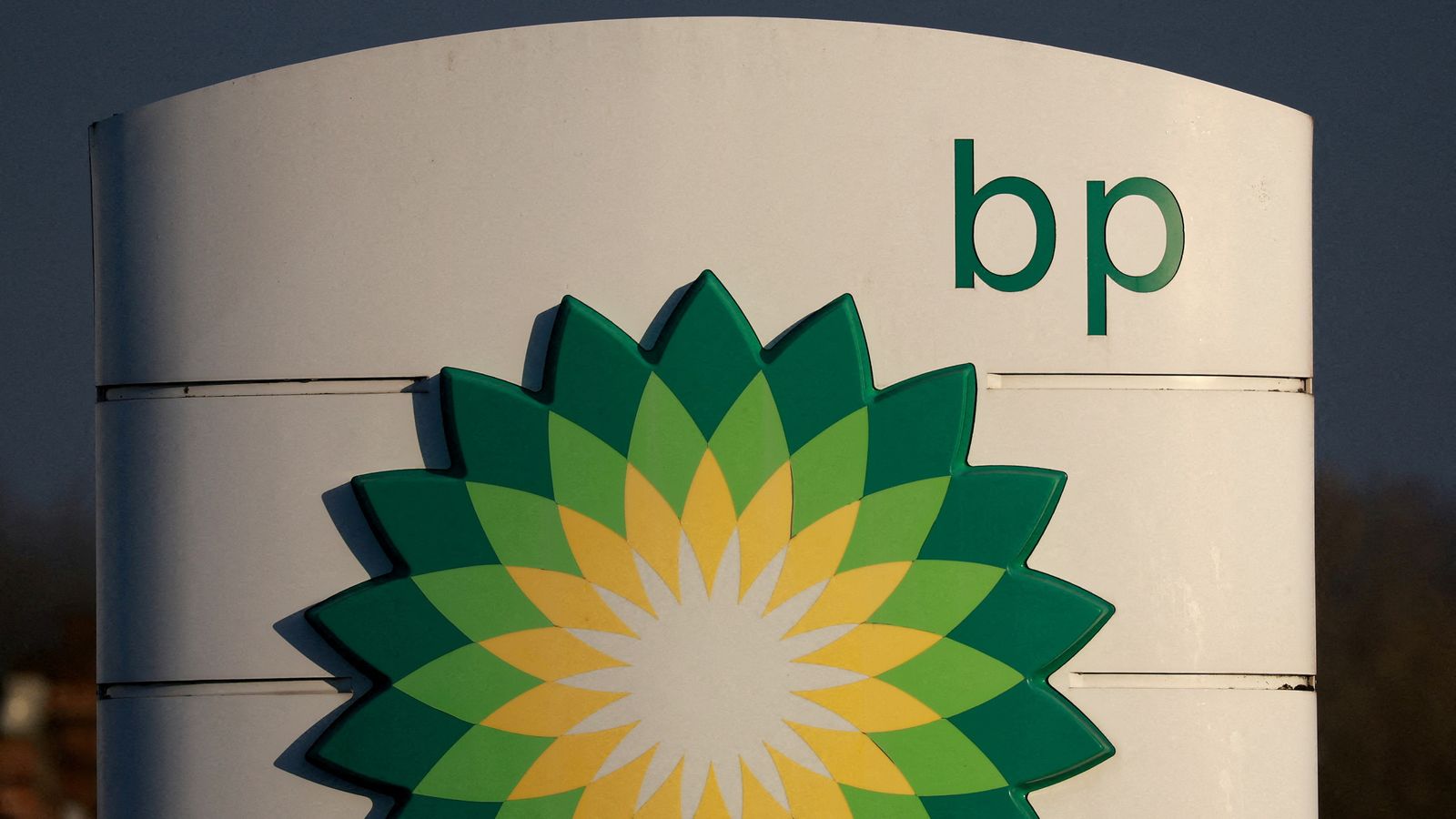 BP reduce investițiile în energie regenerabilă și crește producția de combustibili fosili.